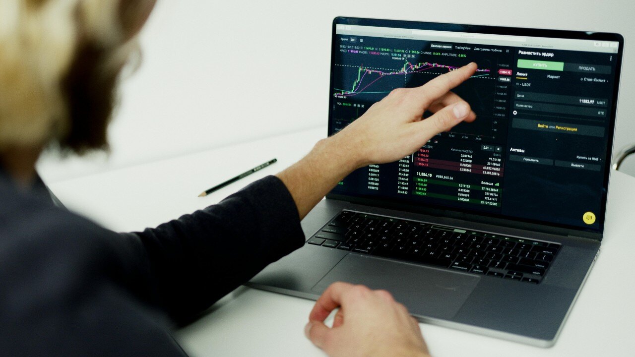 Genera ingresos en el sector financiero e inmobiliario