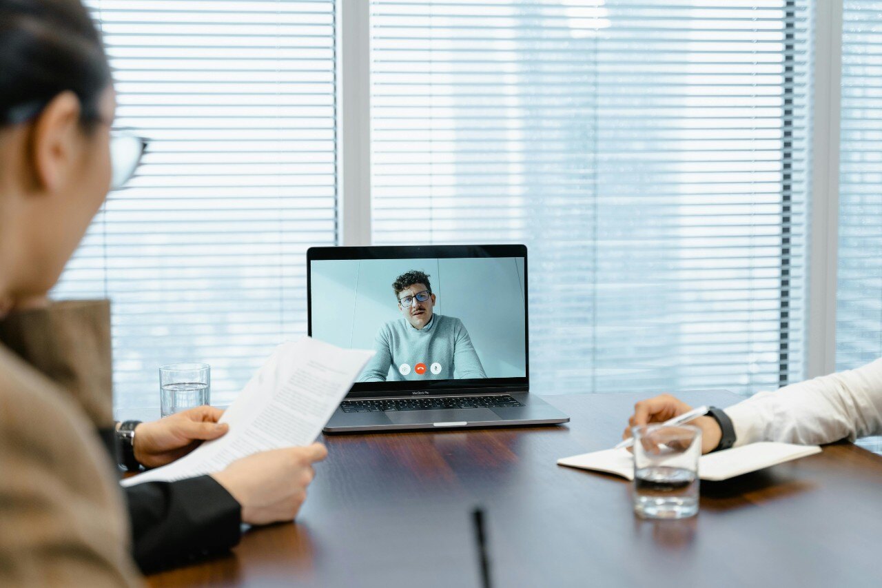 Asesoría virtual vs tradicional de un asesor legal, financiero e inmobiliario